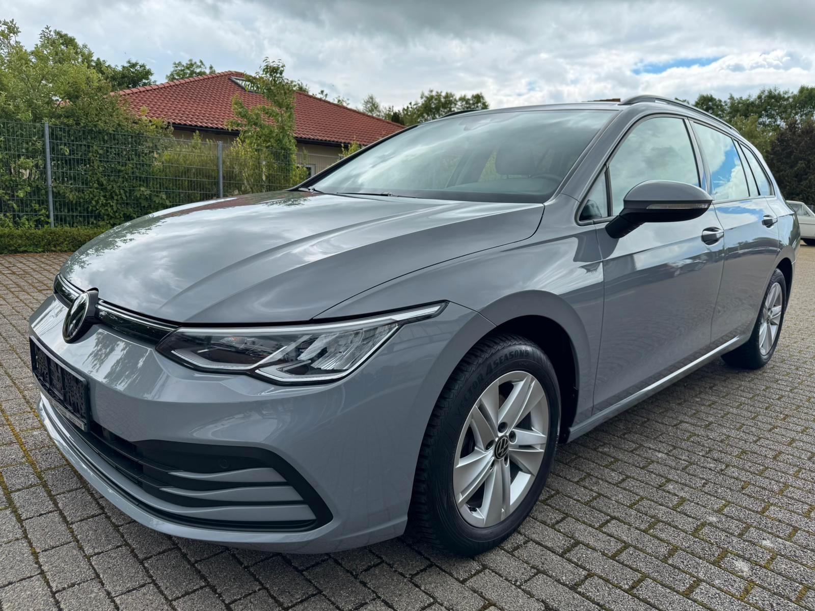Volkswagen GOLF VIII 1.0 TSI LIFE NAVI ACC LKRHZ CARPLAY