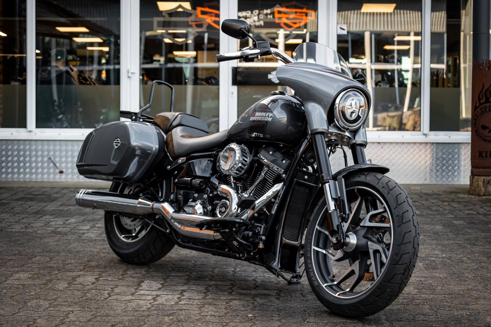 Fahrzeugabbildung Harley-Davidson FLSB SPORT GLIDE 107 - Dr. Jekill & Mr. Hyde -