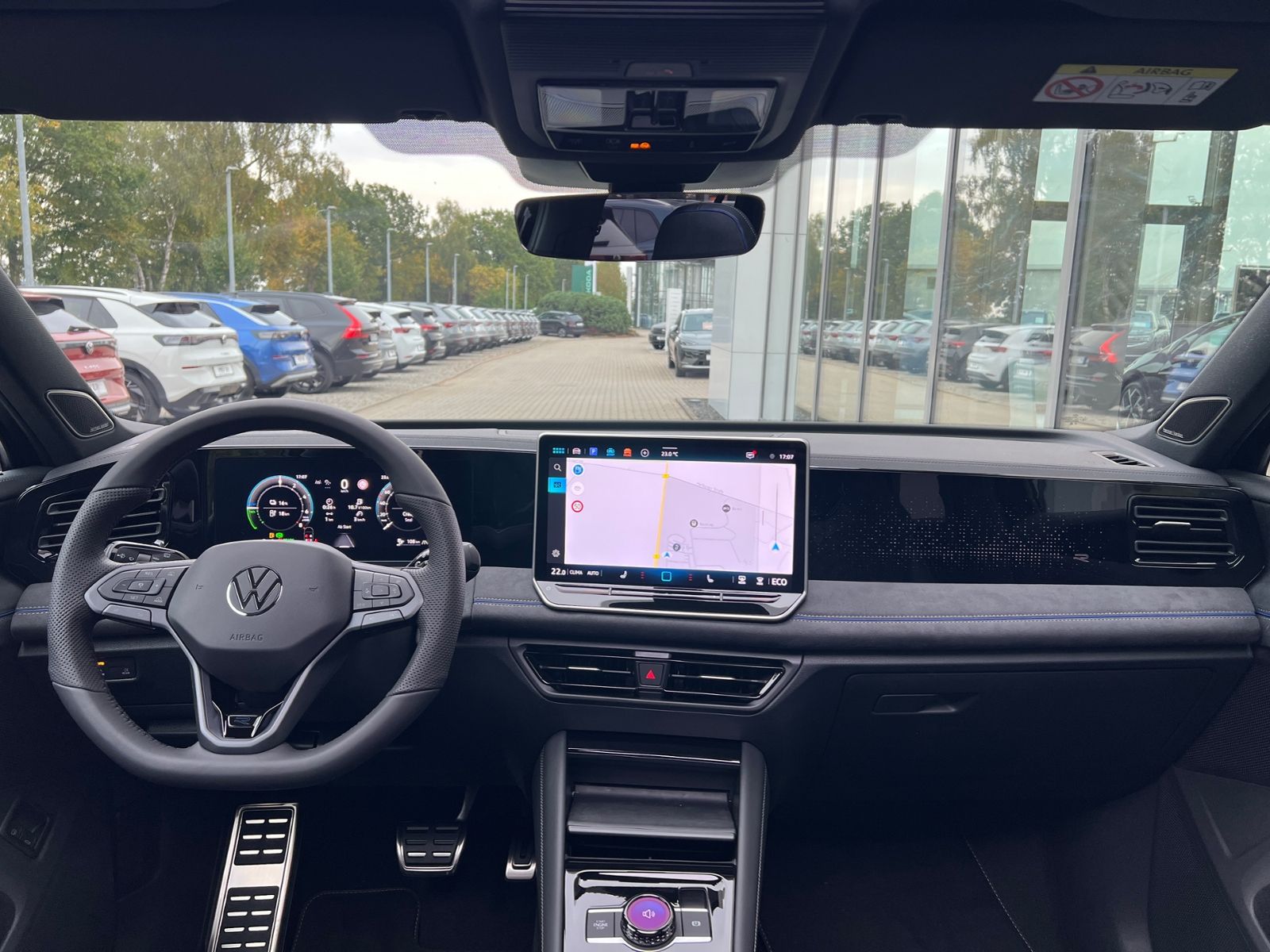 Fahrzeugabbildung Volkswagen Tiguan R-Line 1.5 eHybrid DSG *AHK, Harman & Kar