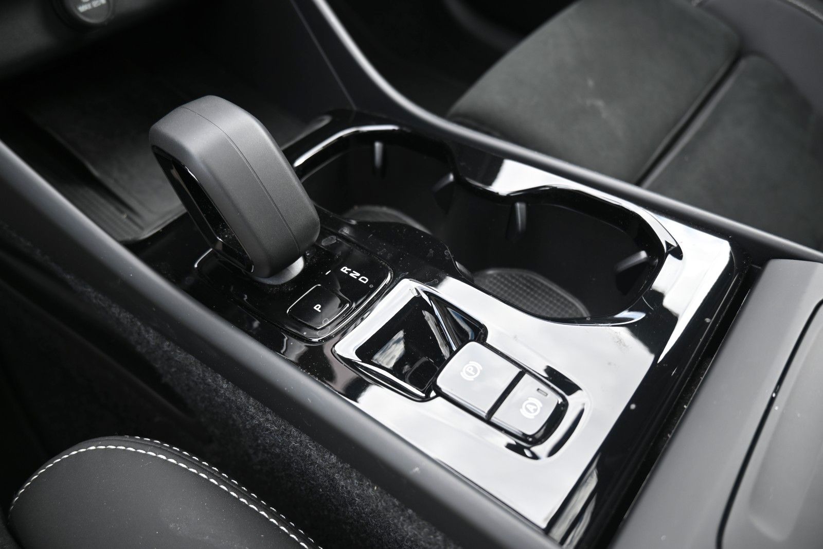Fahrzeugabbildung Volvo XC40 B4 DKG Dark*PANO*STDHZG*360°*ACC*AHK*VOLL *