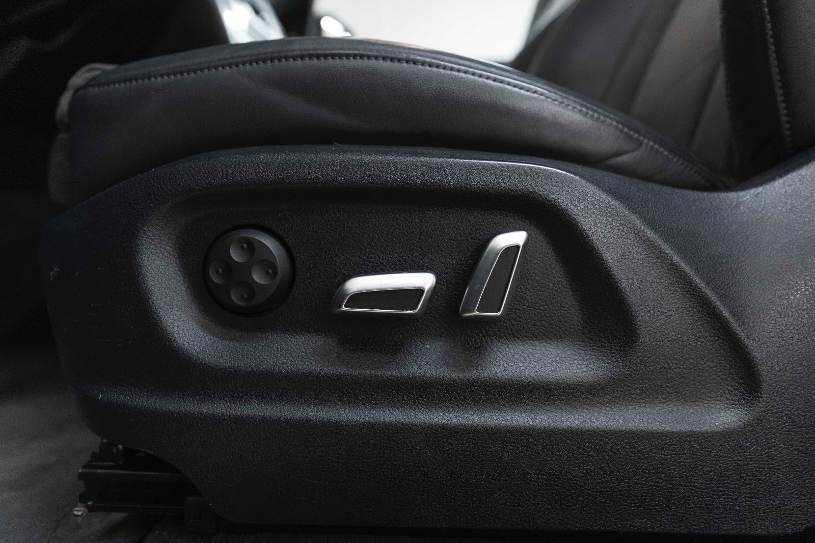 Fahrzeugabbildung Audi SQ5 3.0TFSI QUATTRO B&O BIXENON KAM NAV ALC PANO