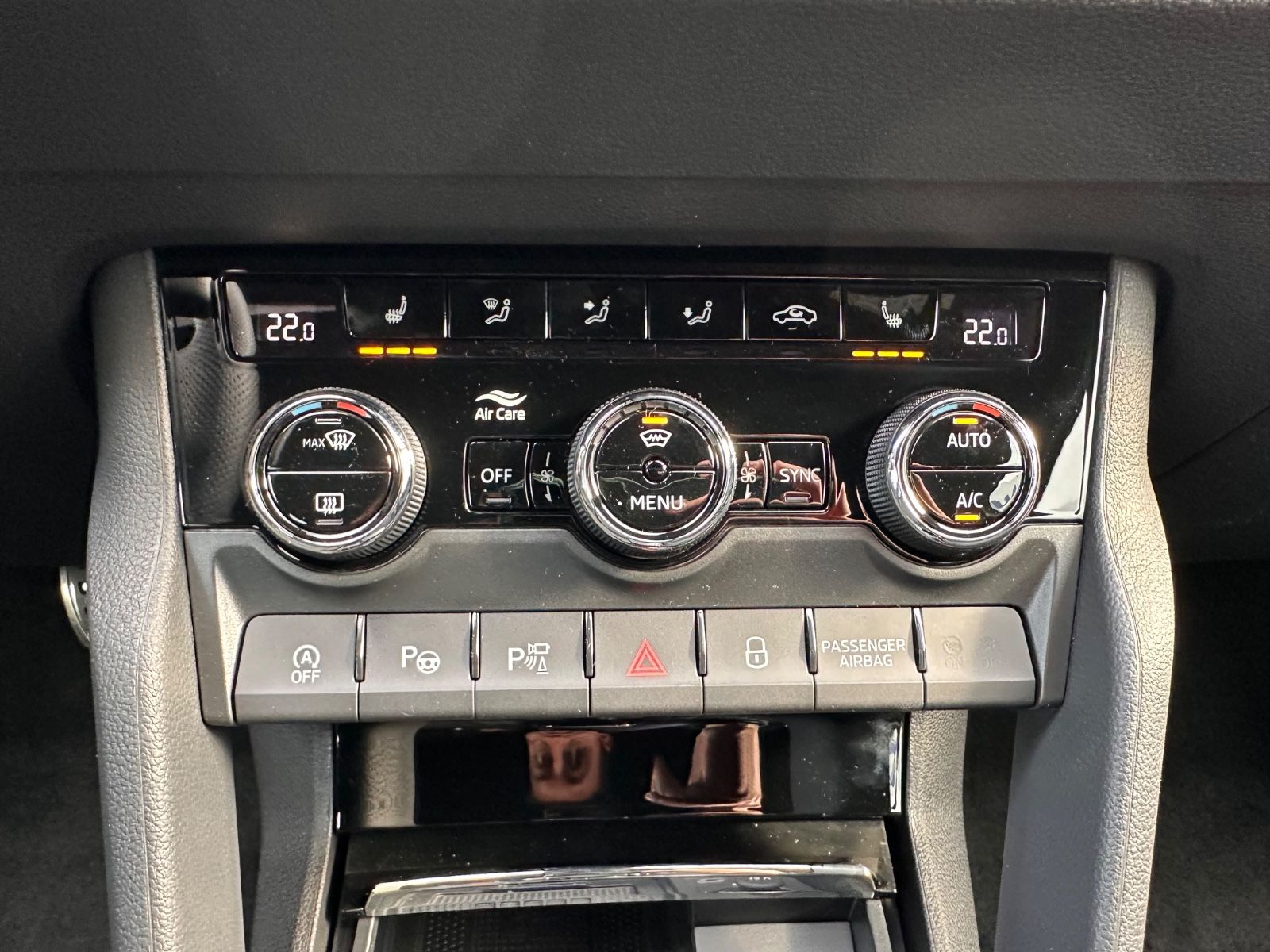 Fahrzeugabbildung SKODA Karoq Sportline 1.5 TSI DSG Matrix/AHK/Navi/ACC