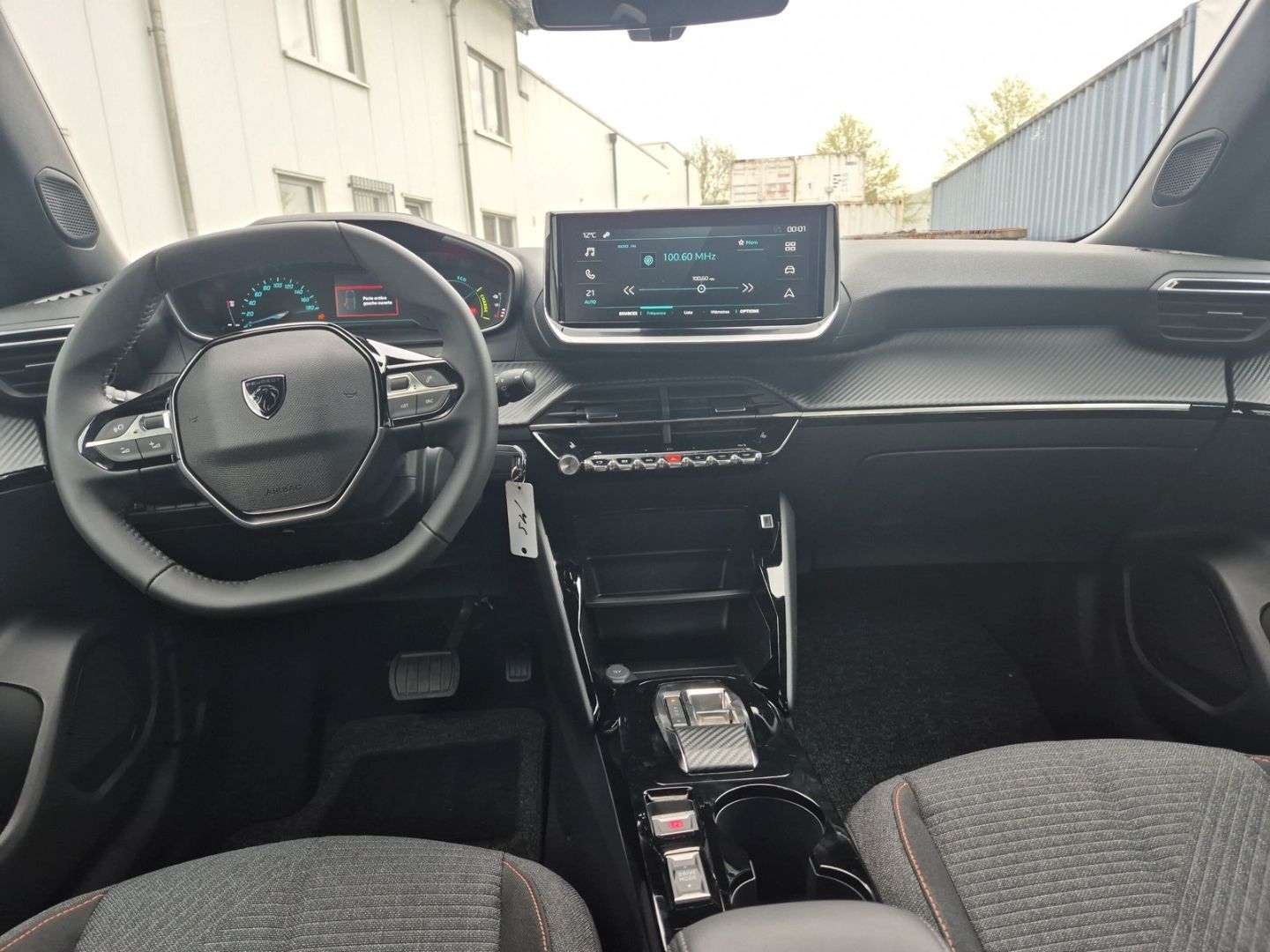 Fahrzeugabbildung Peugeot 2008 Elektro 136 LED CarPlay Klimaautom SHZ