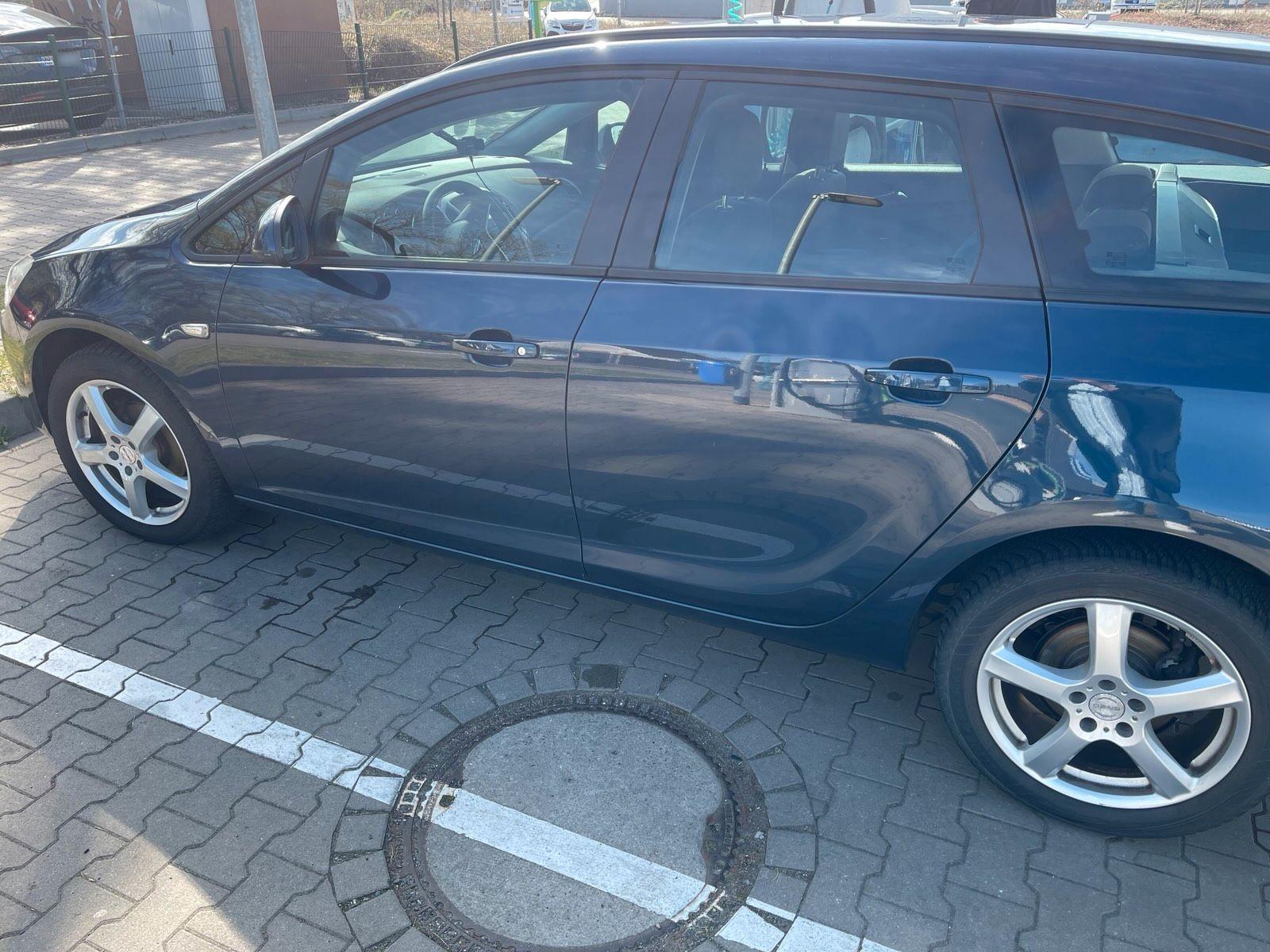 Opel Astra 2012 — rear view