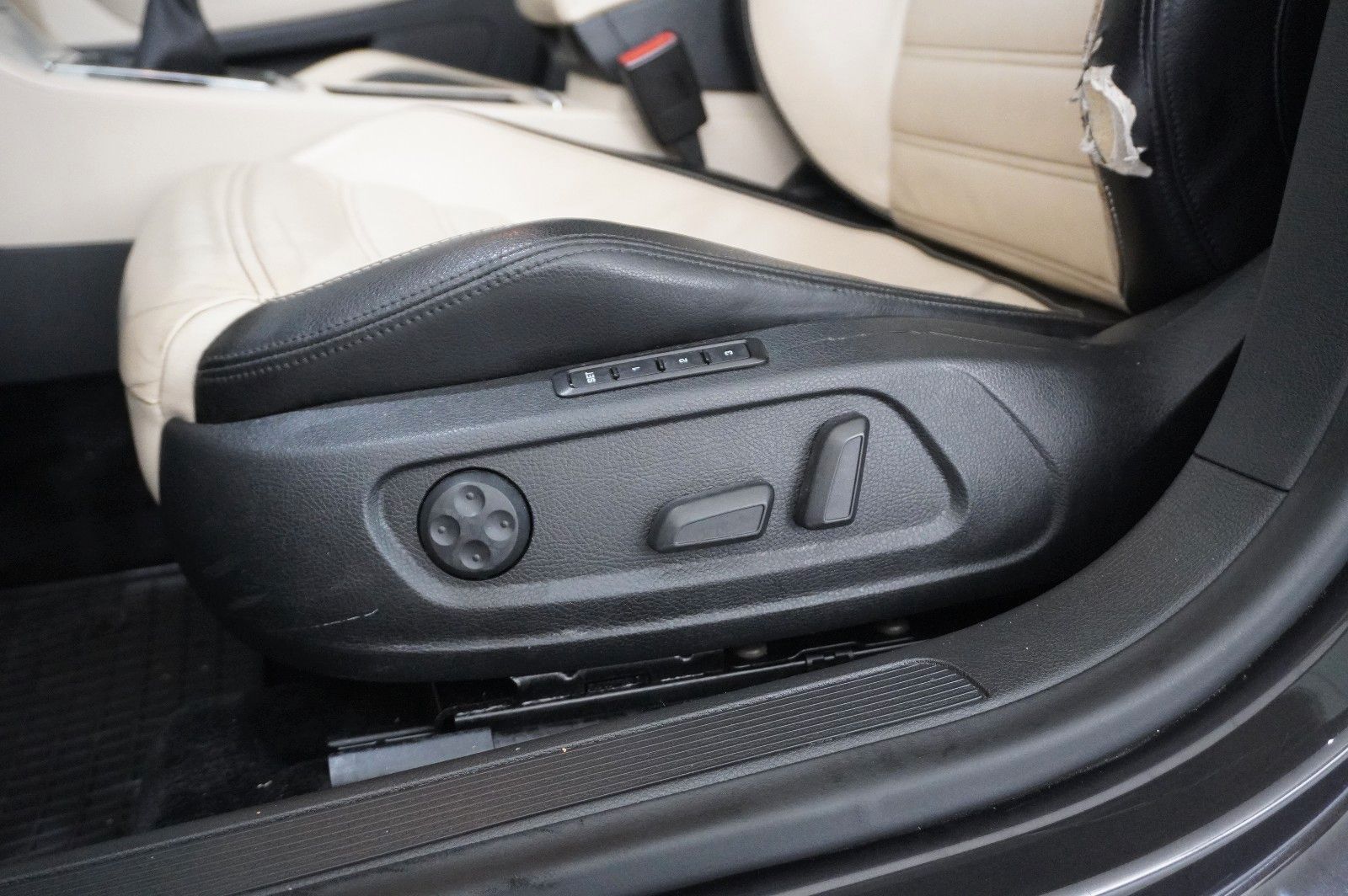 Fahrzeugabbildung Volkswagen Passat CC 2.0 TDI COUPE NAVI/BI-XENON/SHZ/PANO.