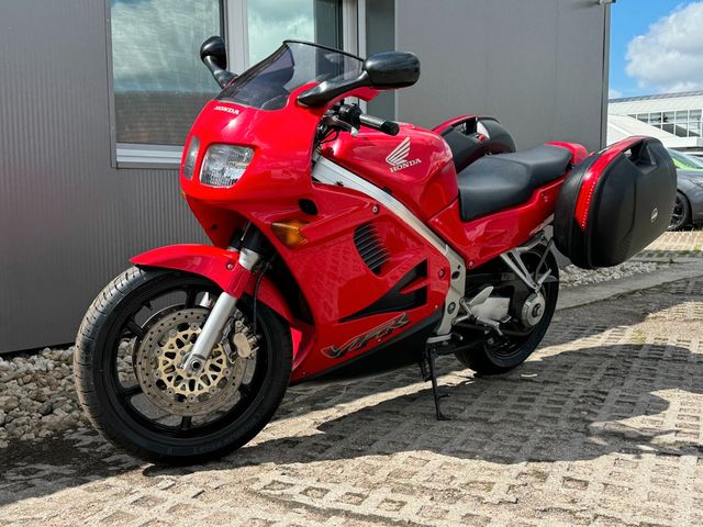 Honda VFR 750 F RC36