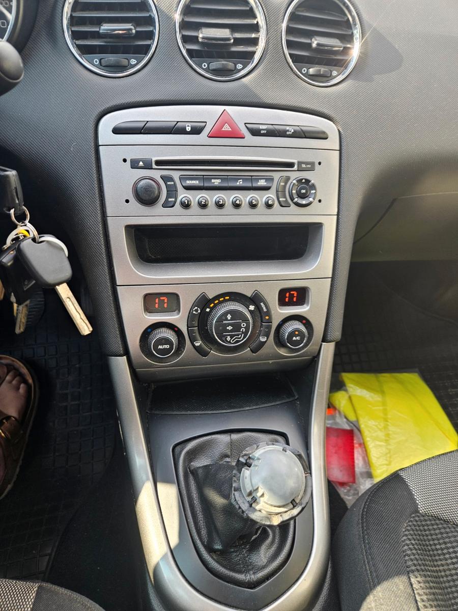 Peugeot 308 2011 — photo 9