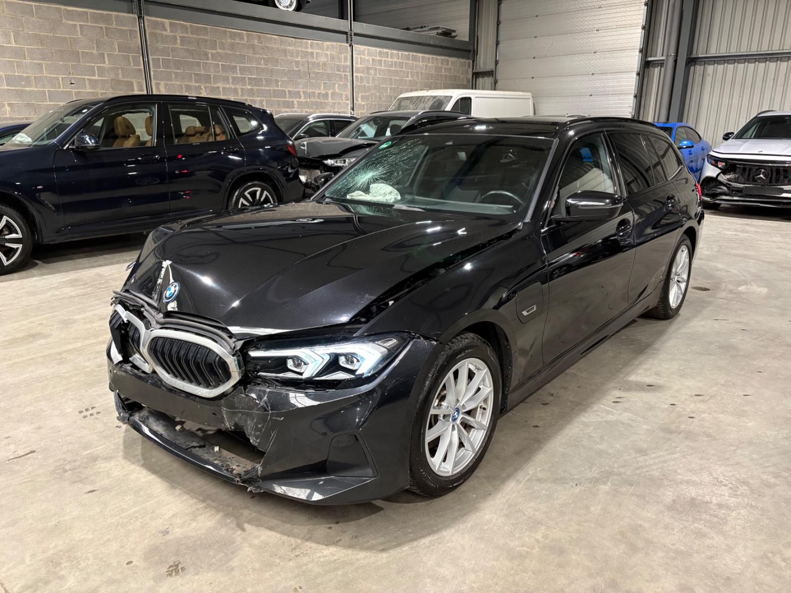 BMW 330e KOMBI FACELIFT WIDESCREEN / SHADOW LINE