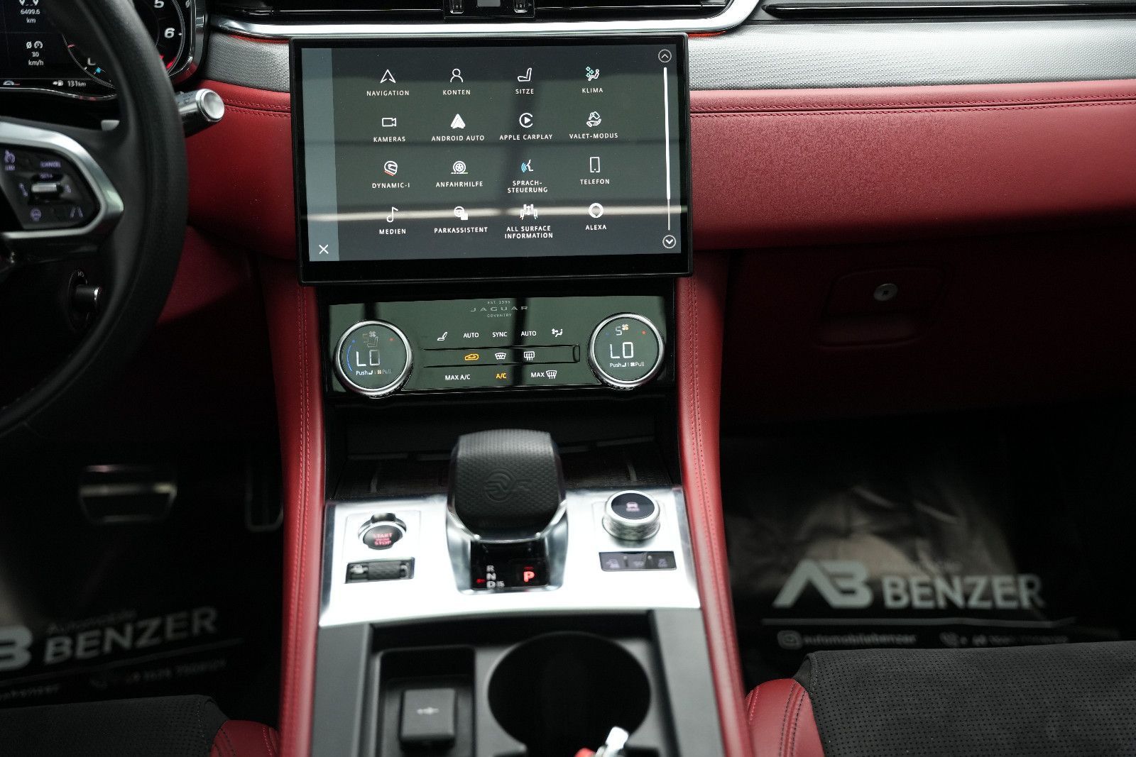 Fahrzeugabbildung Jaguar F-Pace F-PACE SVR /PANO/MERIDIAN/HUD/360°KAM/MEM