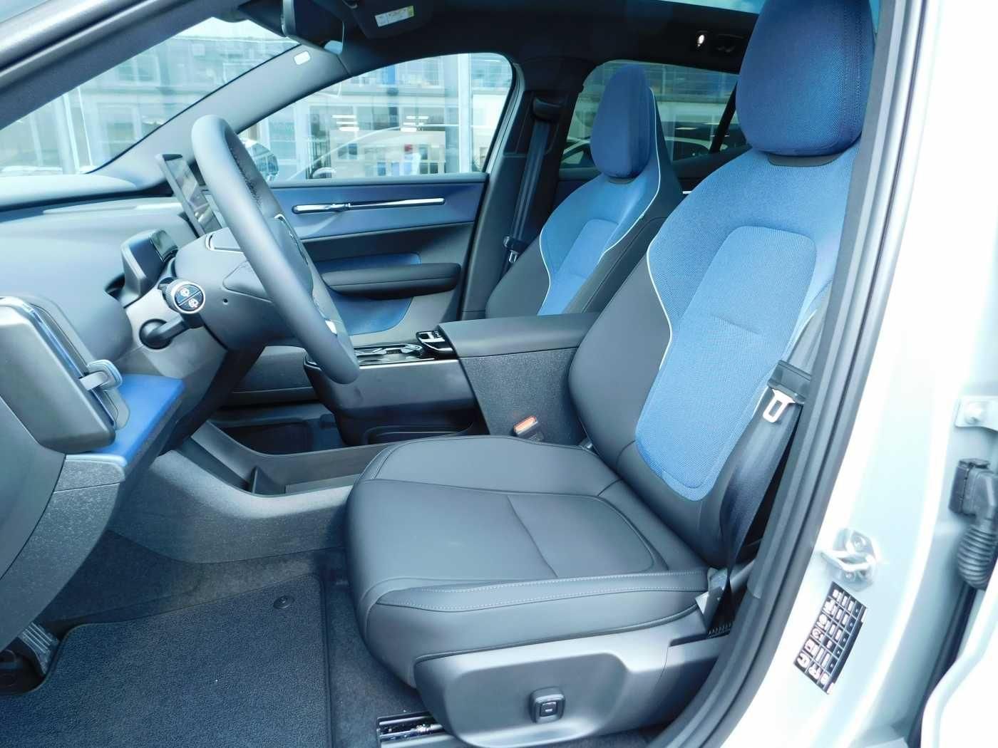 Fahrzeugabbildung Volvo EX30 Twin Motor Performance AWD Plus