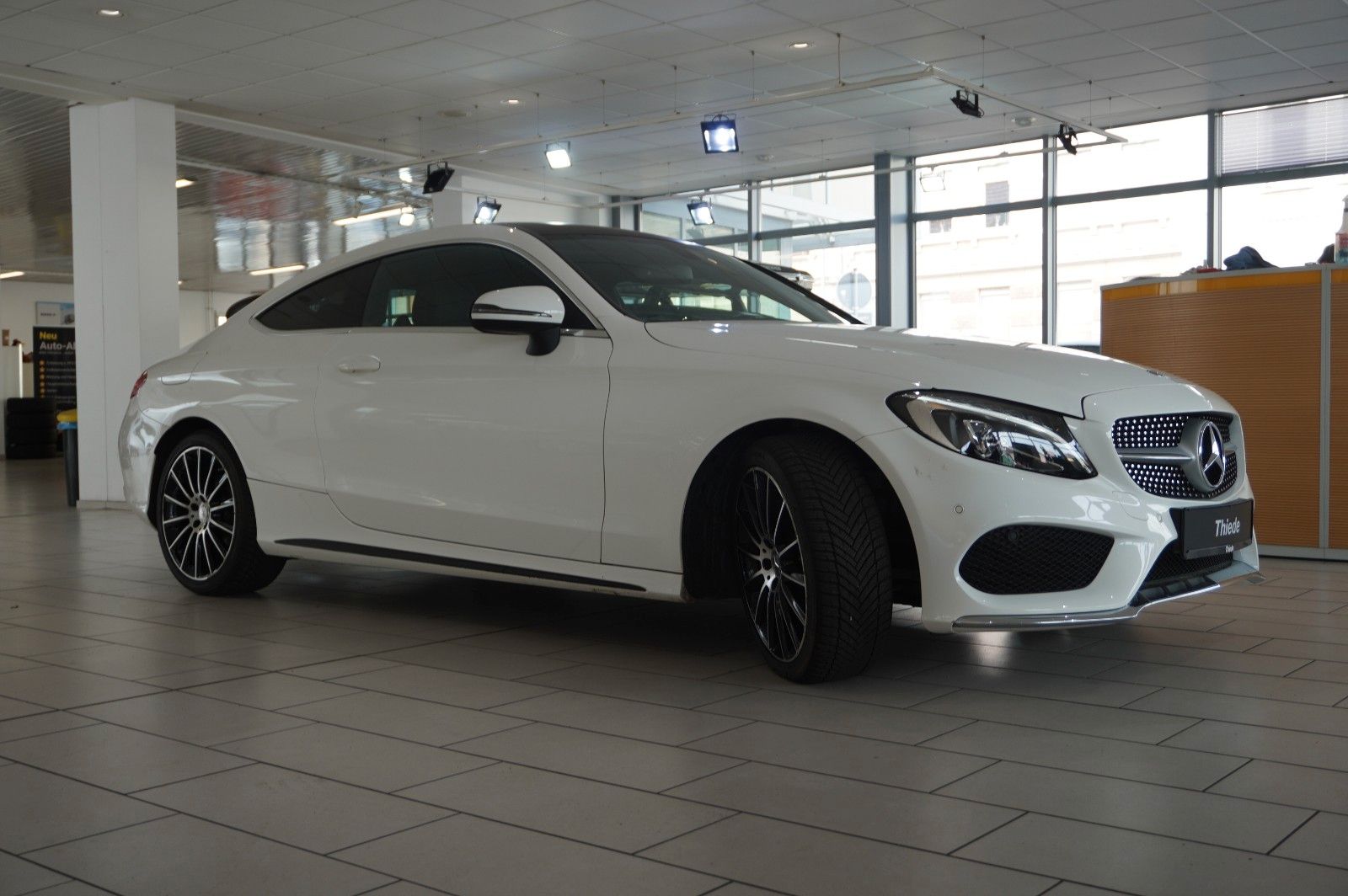 Fahrzeugabbildung Mercedes-Benz C 180 COUPE SPORT NAVI/LED/KAMERA/SPORT/SHZ/AMG
