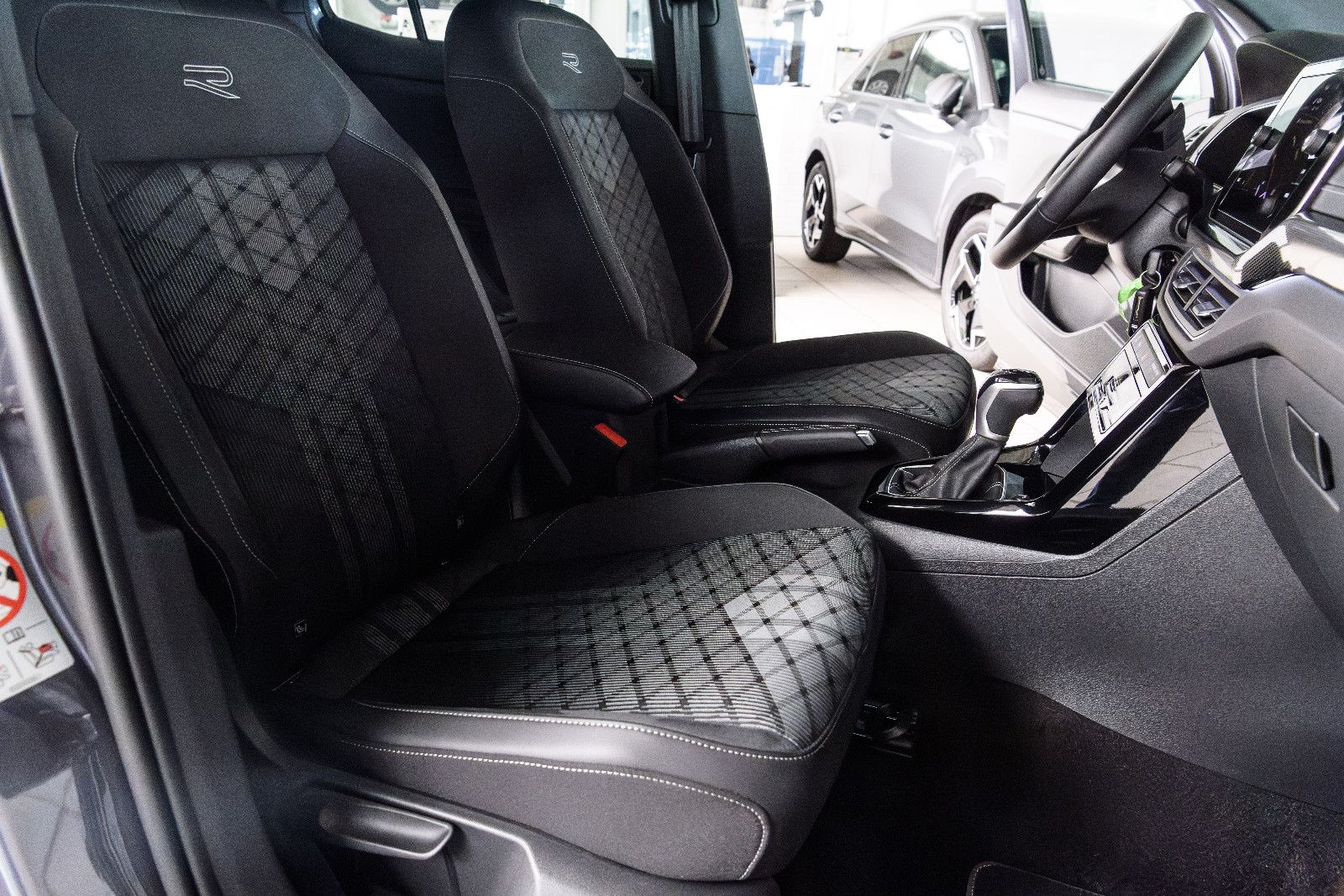 Fahrzeugabbildung Volkswagen T-Cross R-Line 1.5 TSI DSG IQ-LED+AHK+NAV+ACC