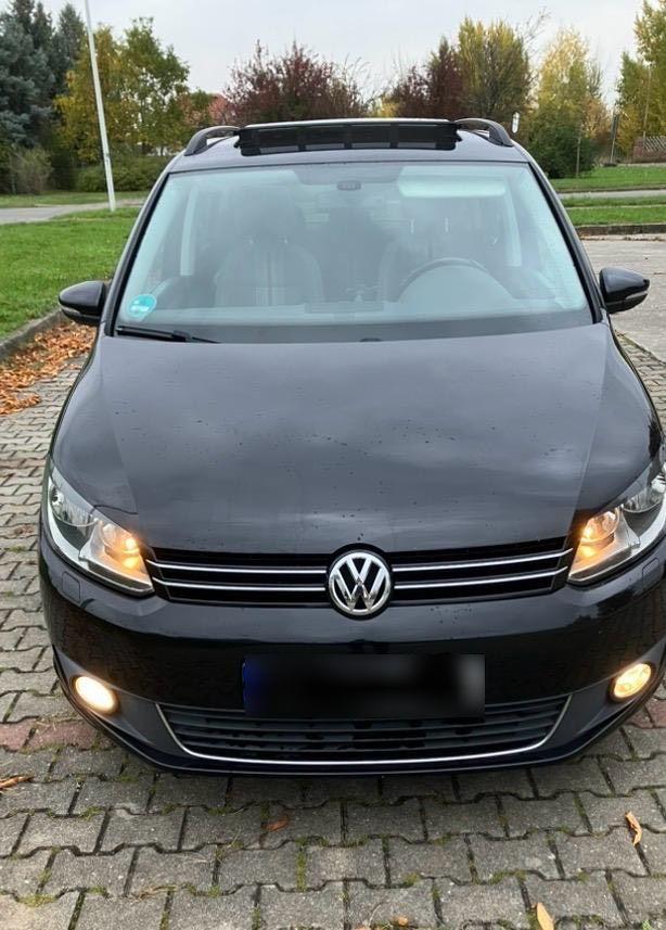 Volkswagen Touran 2012 — rear view