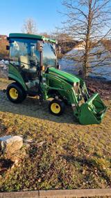 John Deere 1026R mit Kabine und Frontlader - John Deere Schlepper