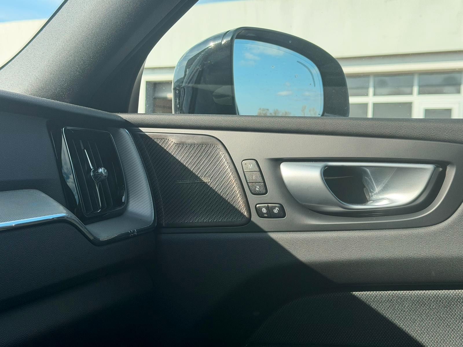 Fahrzeugabbildung Volvo XC60 B4D AWD Plus Dark*STDHZG*360°ACC