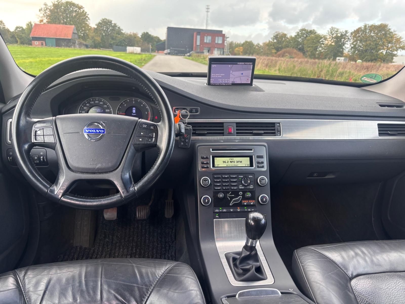 Volvo V70 2010 — photo 10