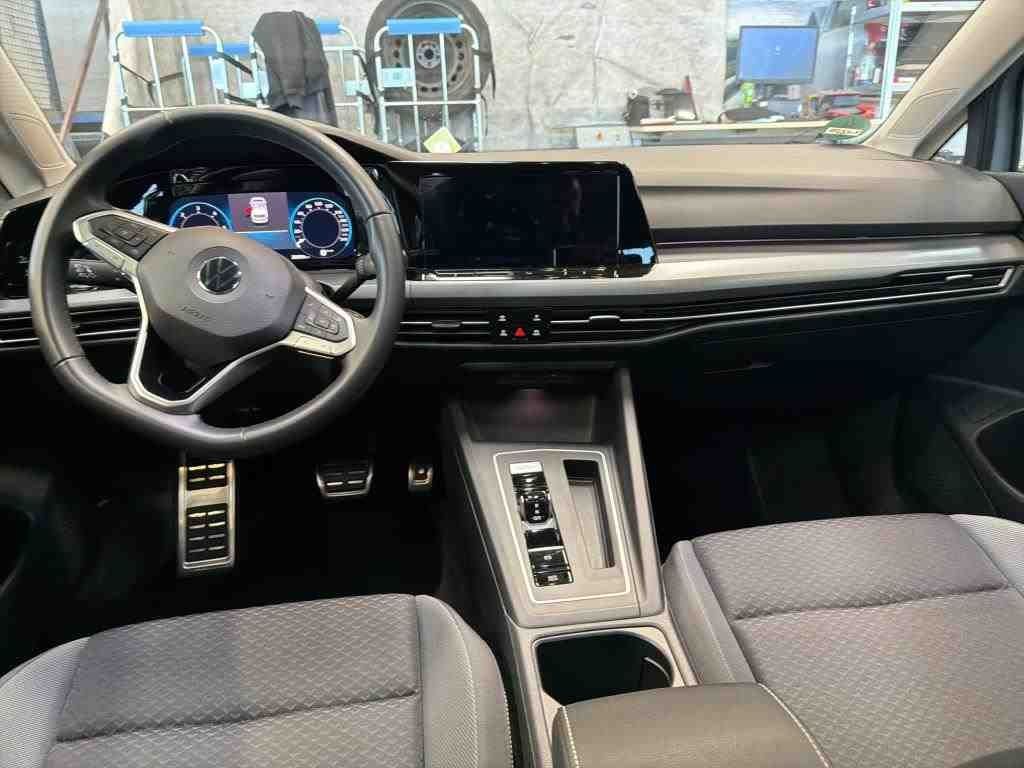 Golf VIII 2.0 TDI DSG Active *AHK*PANO*KAMERA*