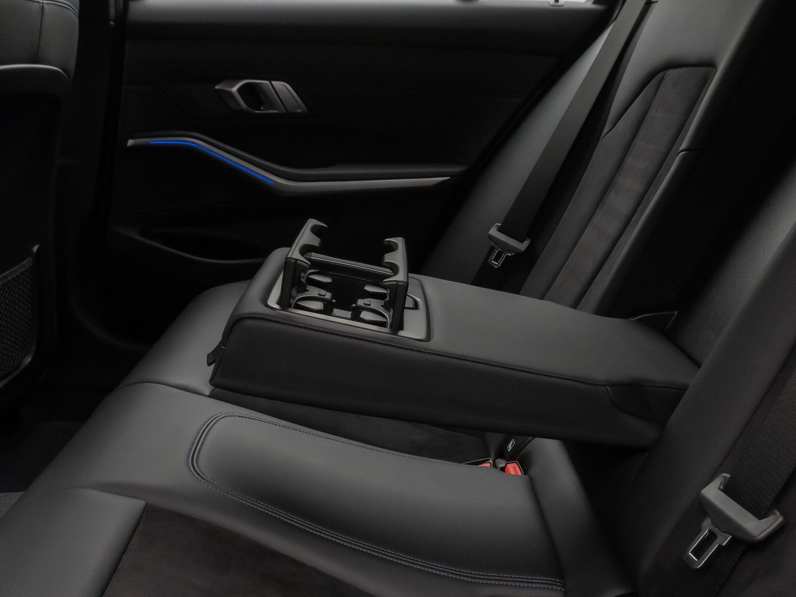 Fahrzeugabbildung BMW 330d M Sport HiFi Lenkradheiz AHK Komfort 18Zoll