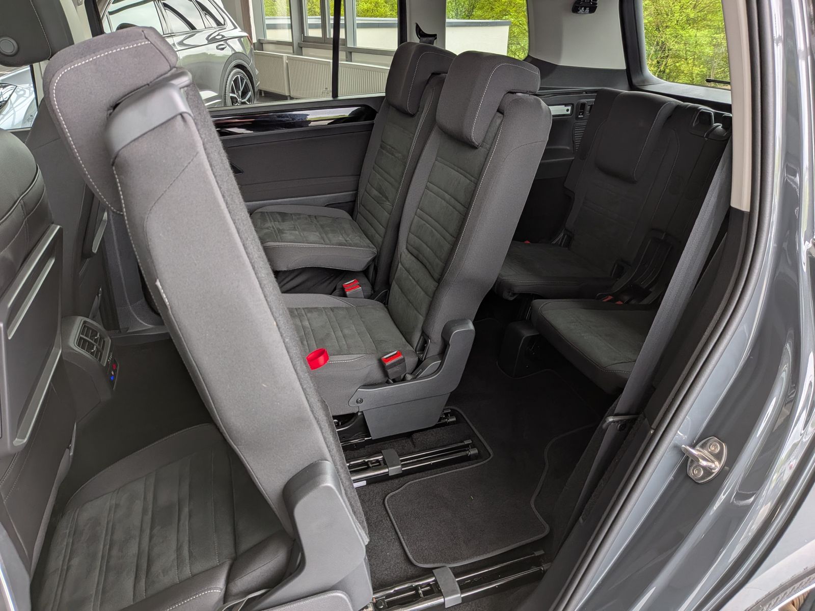 Fahrzeugabbildung Volkswagen Touran 2.0 DSG R-Line High Pano 7-Si IQ AHK VOLL