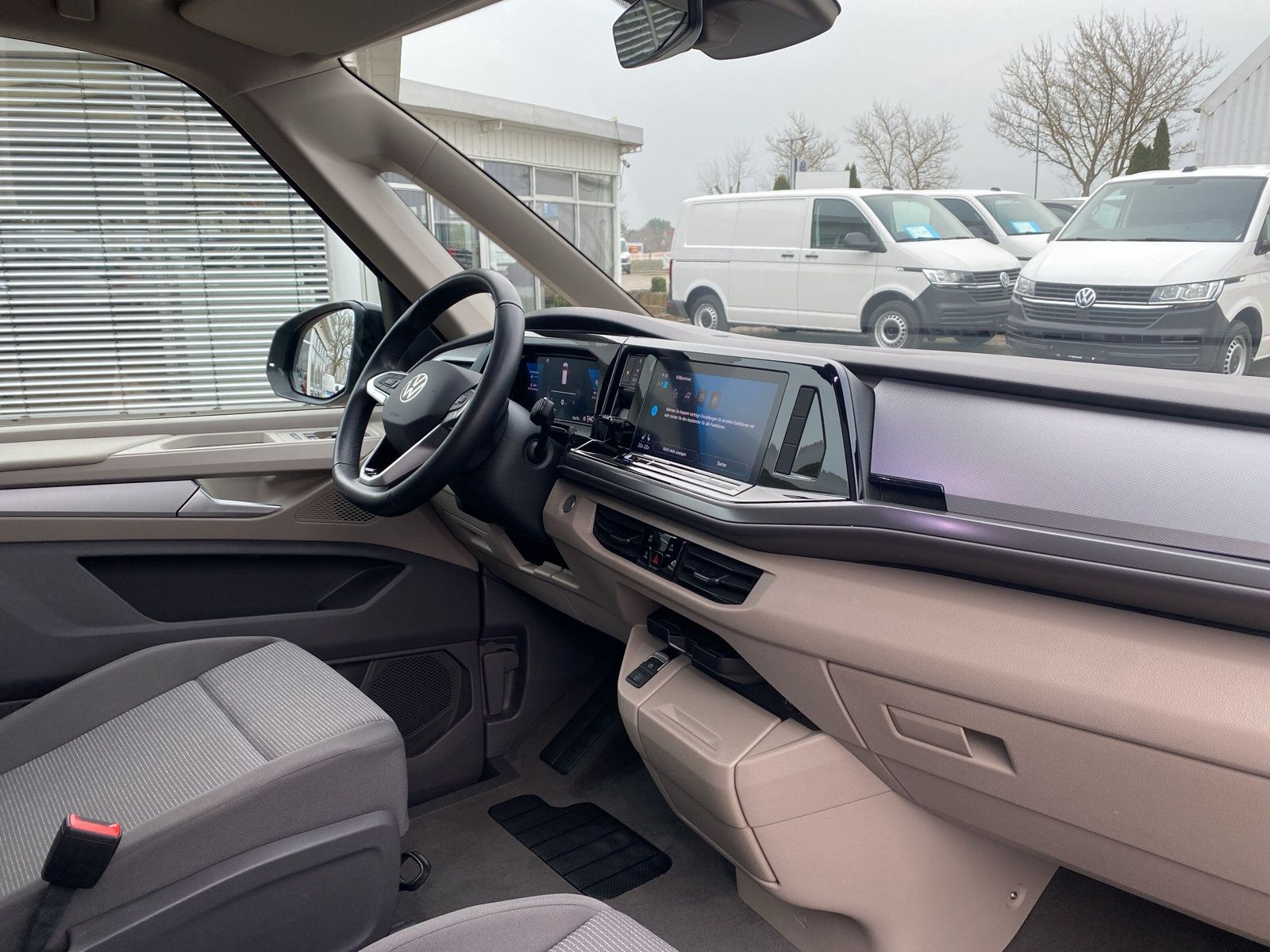 Fahrzeugabbildung Volkswagen T7 Multivan 2.0 TSI DSG 7-Sitzer MATRIX PANO KAM