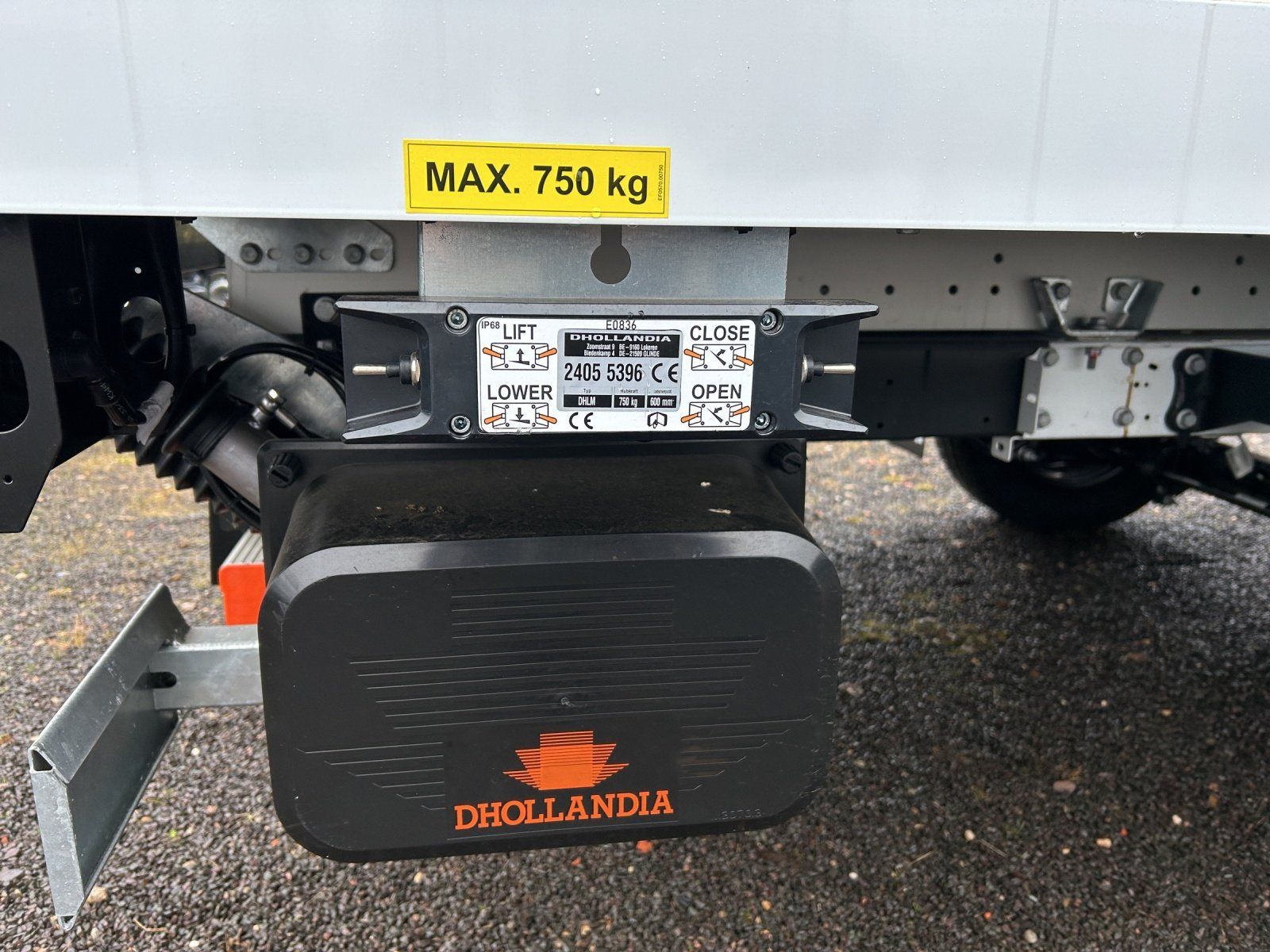 Fahrzeugabbildung Ford Transit L4 Einzelkabine Koffer GJR Ladebordwand