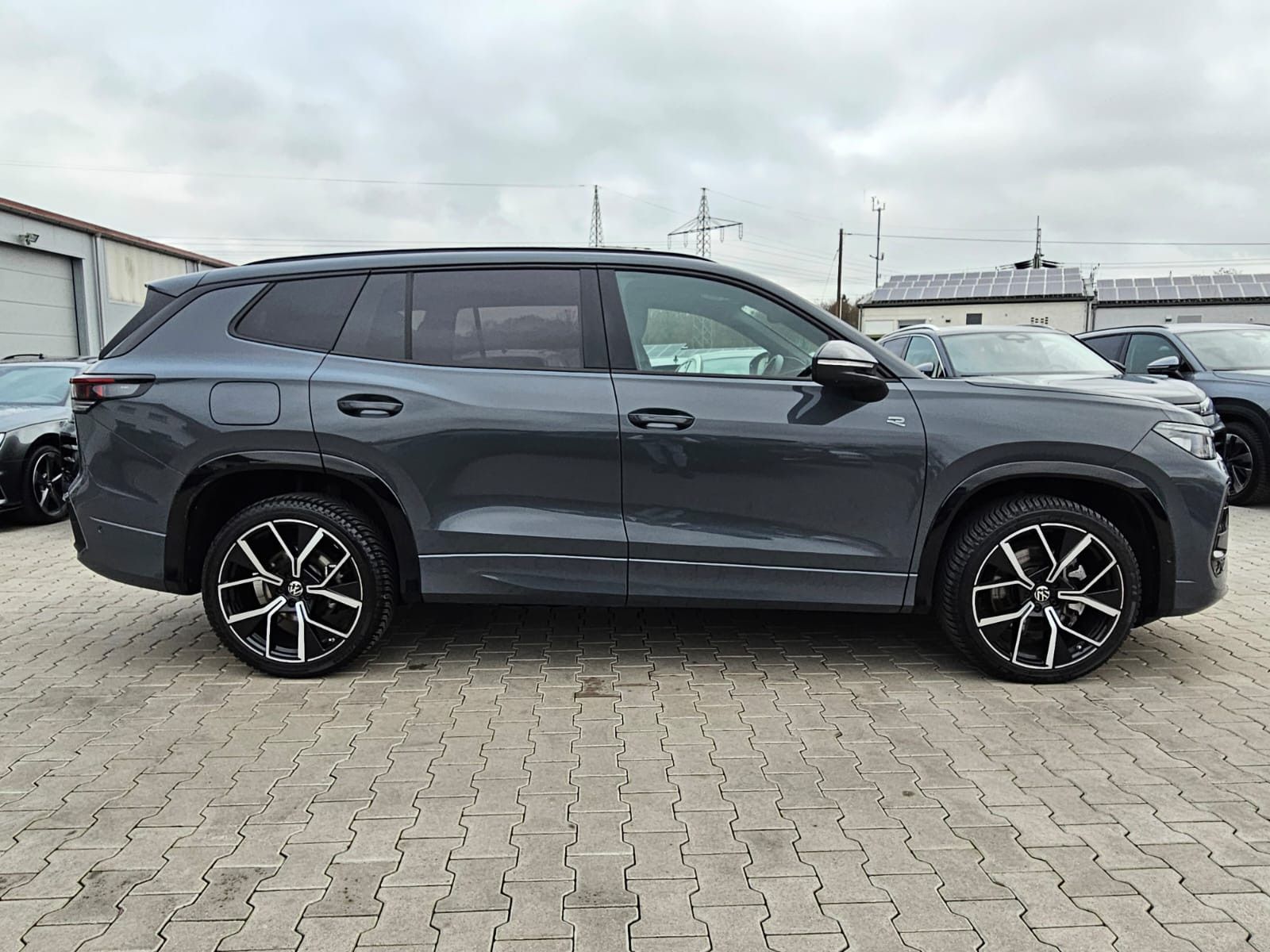 Fahrzeugabbildung Volkswagen Tayron 2.0 TDI 4M R-Line BLACK*7Si*MATRIX*PANO