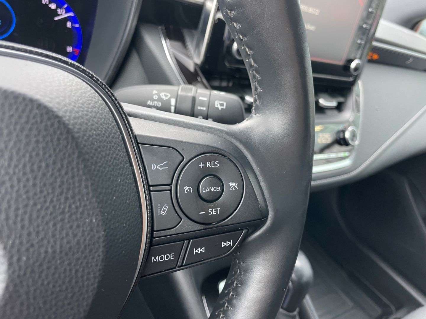 Fahrzeugabbildung Toyota Corolla Hybrid LED Verkehrszeichenerk HeadUpDis