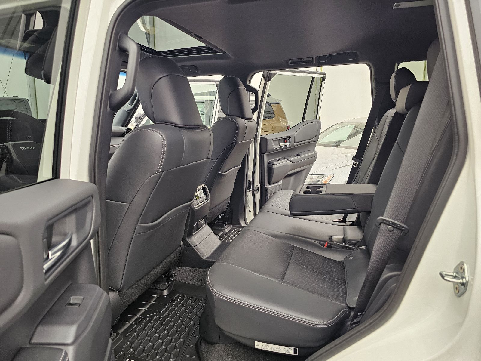 Fahrzeugabbildung Toyota Land Cruiser Premium Hybrid T1 72.000EUR! Stock!