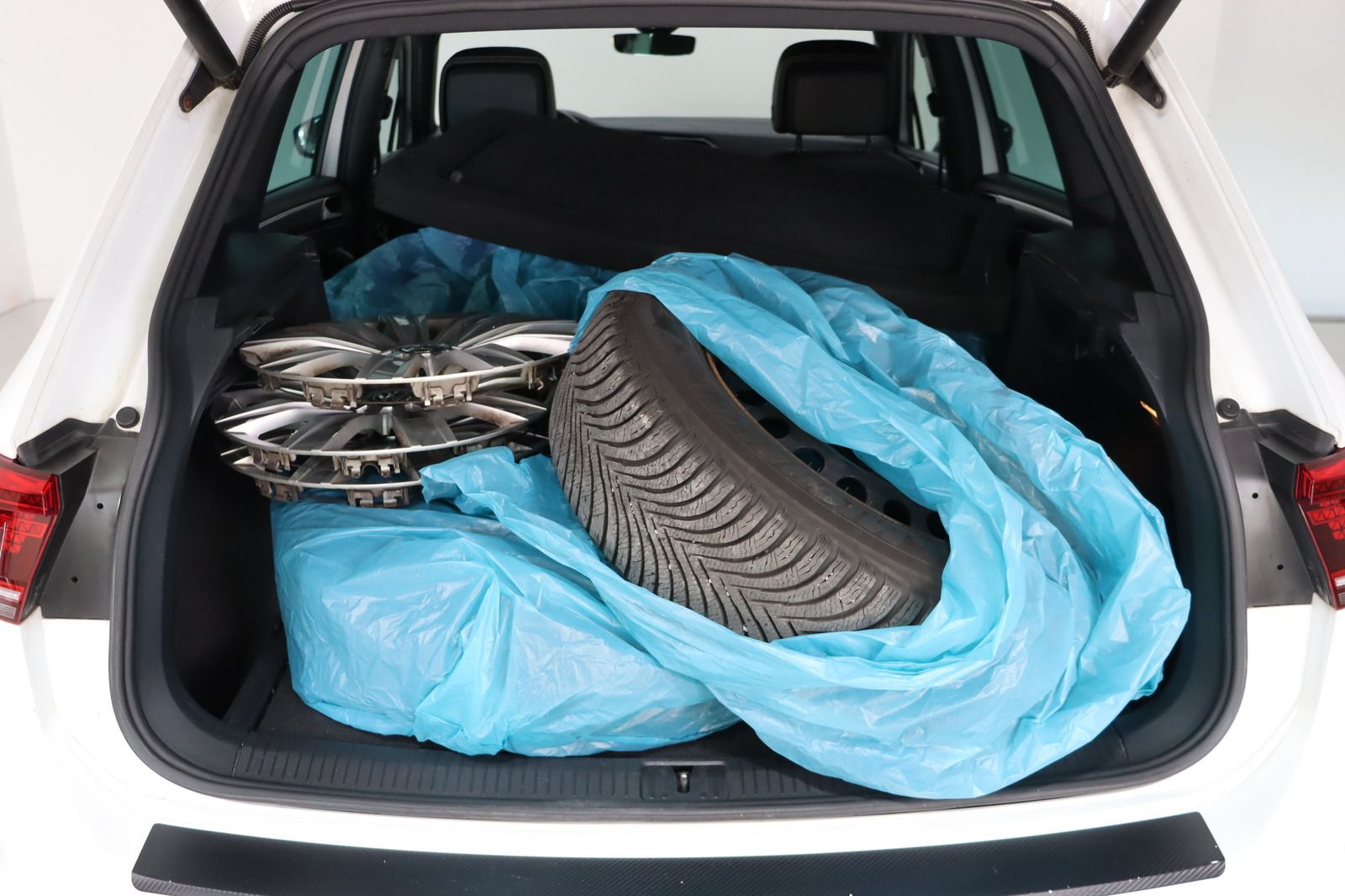Fahrzeugabbildung Volkswagen Tiguan 2.0 TSI 4 Motion R-line Highline * Pano *