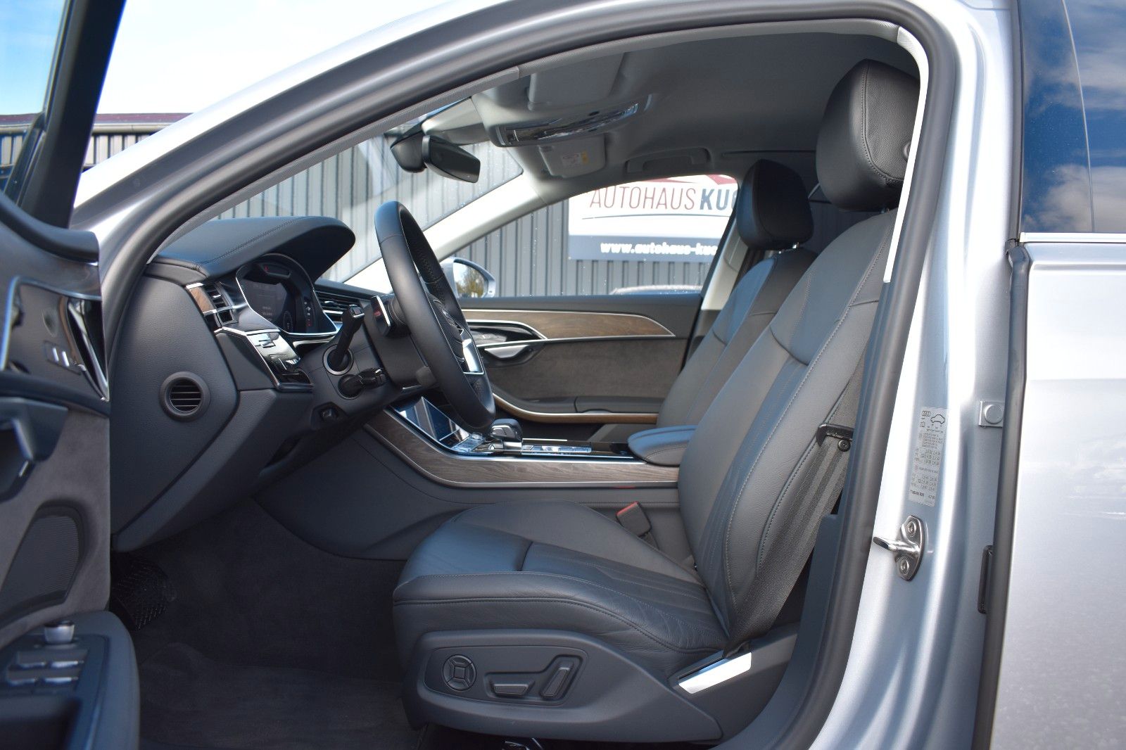 Fahrzeugabbildung Audi A8 55 TFSI quattro Matrix Softc. Standh.1.Hand