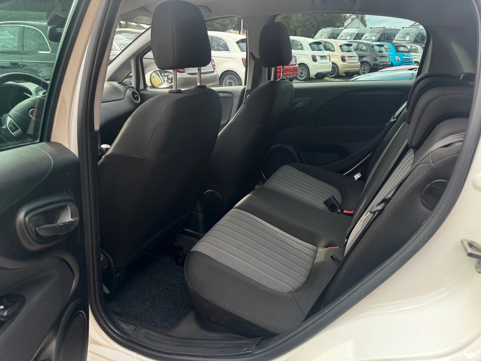Fahrzeugabbildung Fiat Punto 1,4 8V 77PS More Start+Stopp Klima Radio