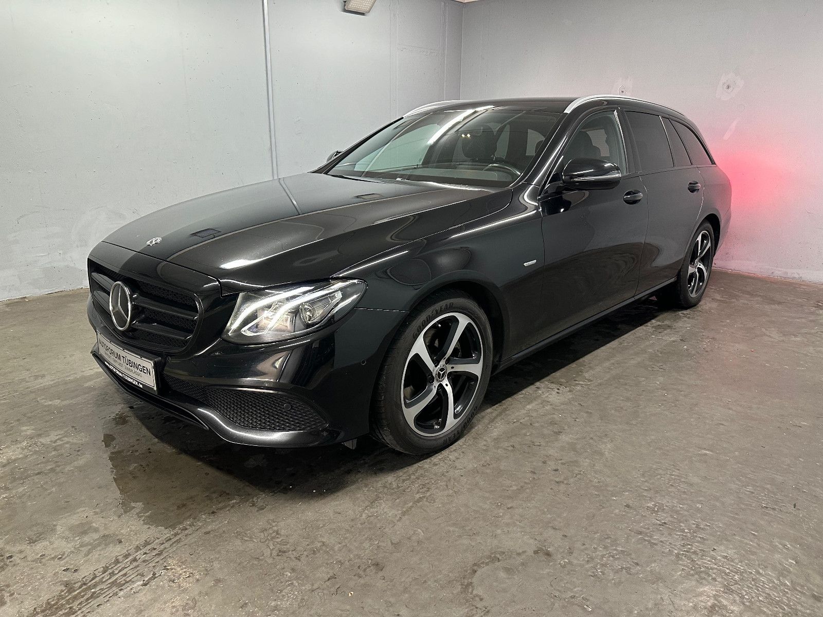 Fahrzeugabbildung Mercedes-Benz E 220 d 4MATIC T Autom.*AVANTGARDE*DISTRO*KAMERA