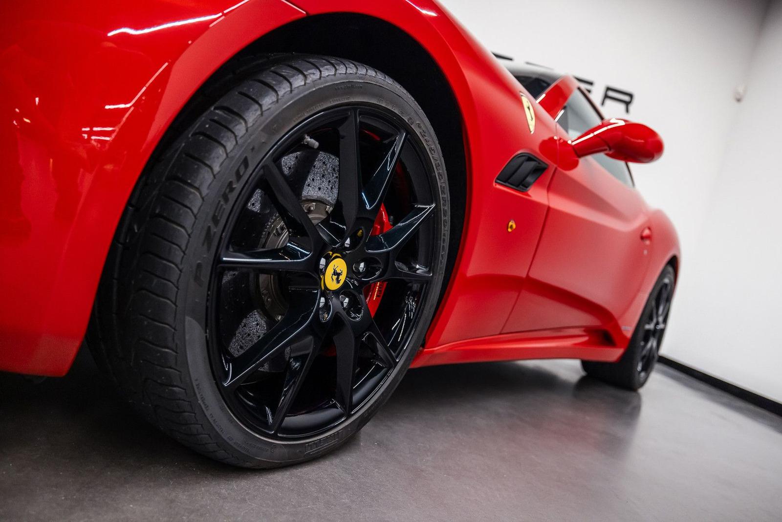 Ferrari California 30 4.3 V8 490 ch • Boîte F1 double embrayage • 29 600 km • Rouge / cuir beige