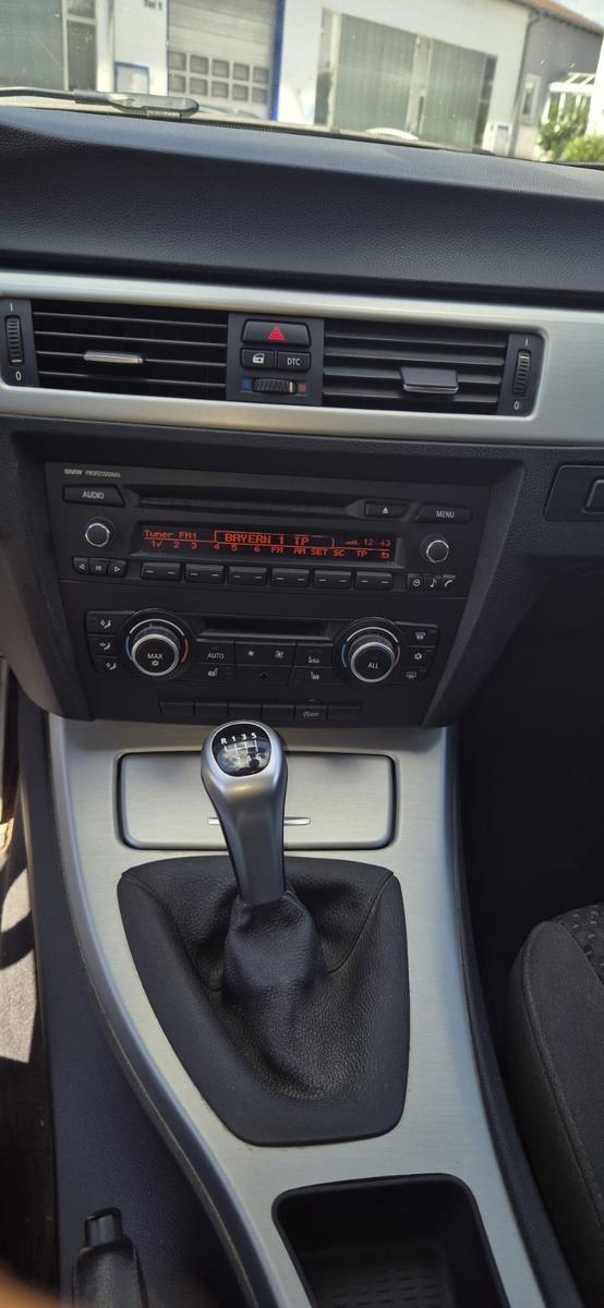 BMW 320 2010 — photo 9