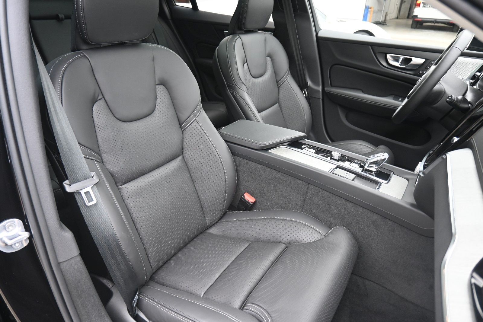 Fahrzeugabbildung Volvo V60 B4 DKG Ultra Dark*B&W*Massage*ACC*AHK*20"