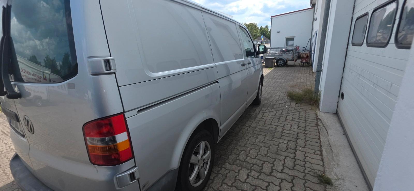Volkswagen Transporter 2009 — interior