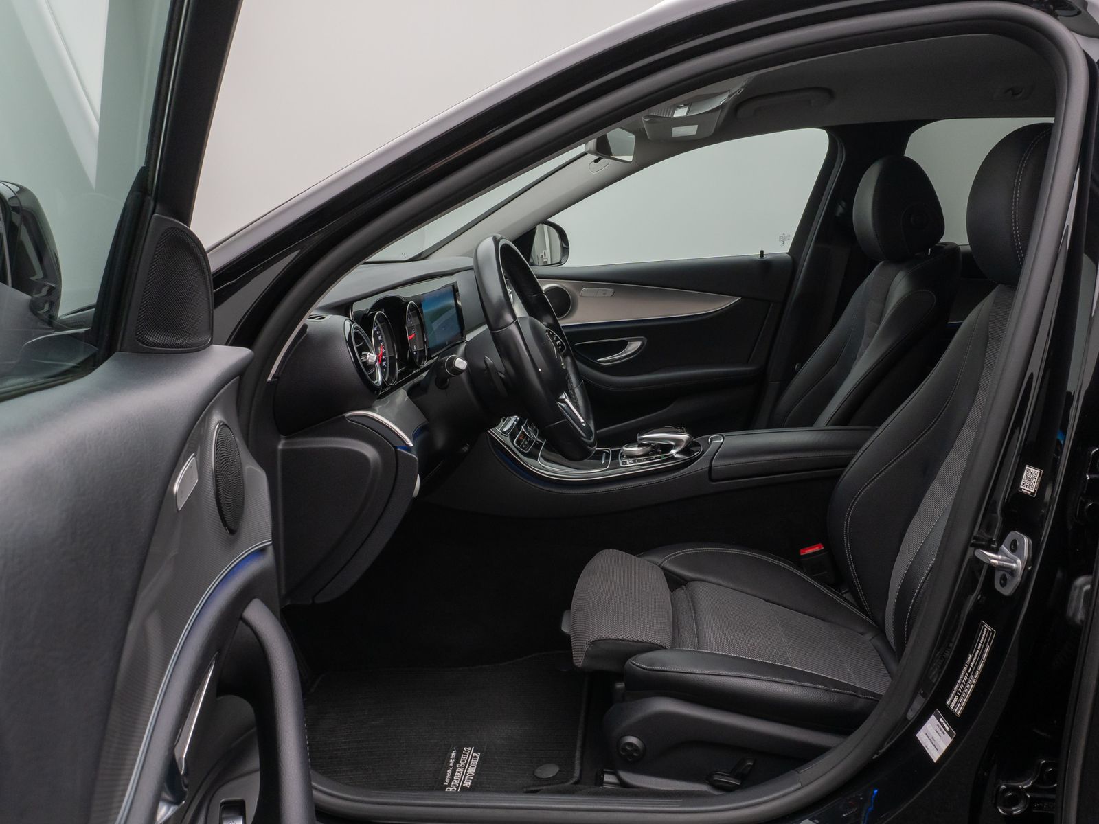 Fahrzeugabbildung Mercedes-Benz E 220d T-Modell Avantgarde Kamera AHK Tempomat