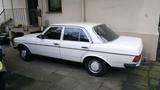 Mercedes-Benz 240 - weiße Mercedes-Benz 240