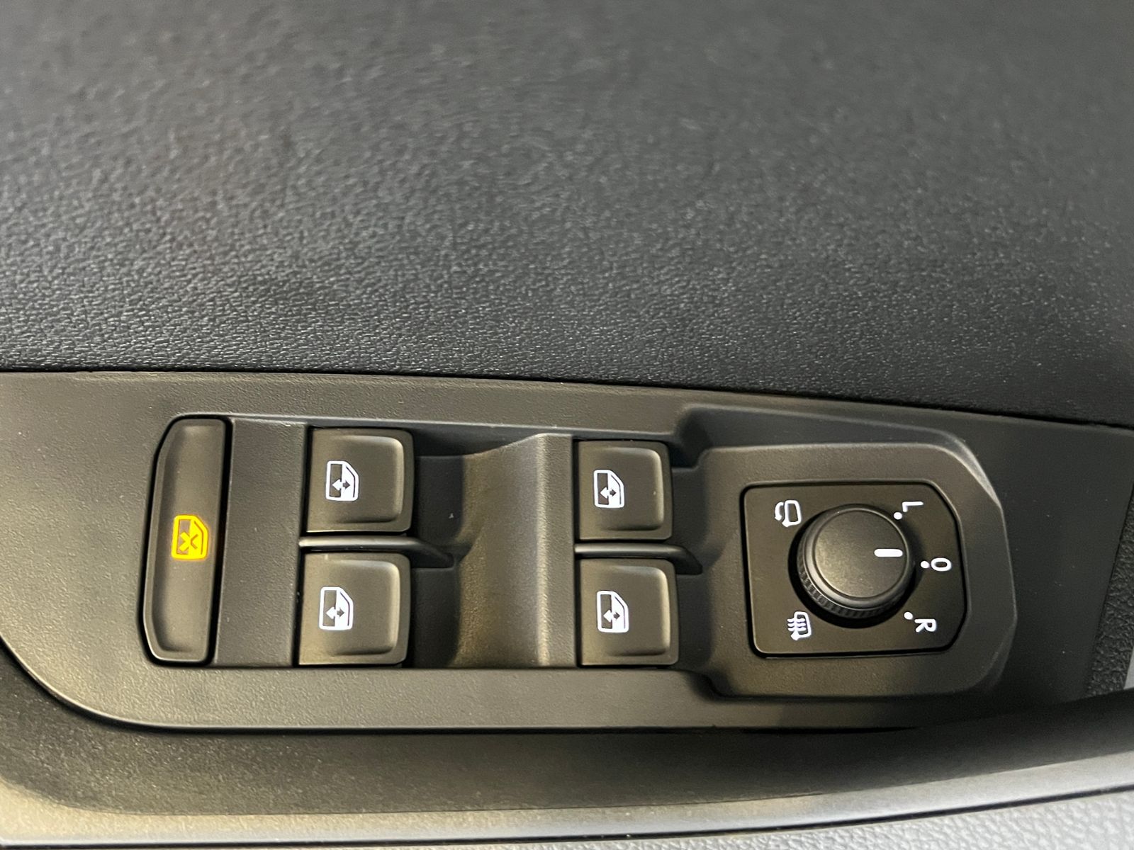 Fahrzeugabbildung SKODA Karoq DRIVE 1.5 TSI DSG *AHK, ACC, LED, Virtual