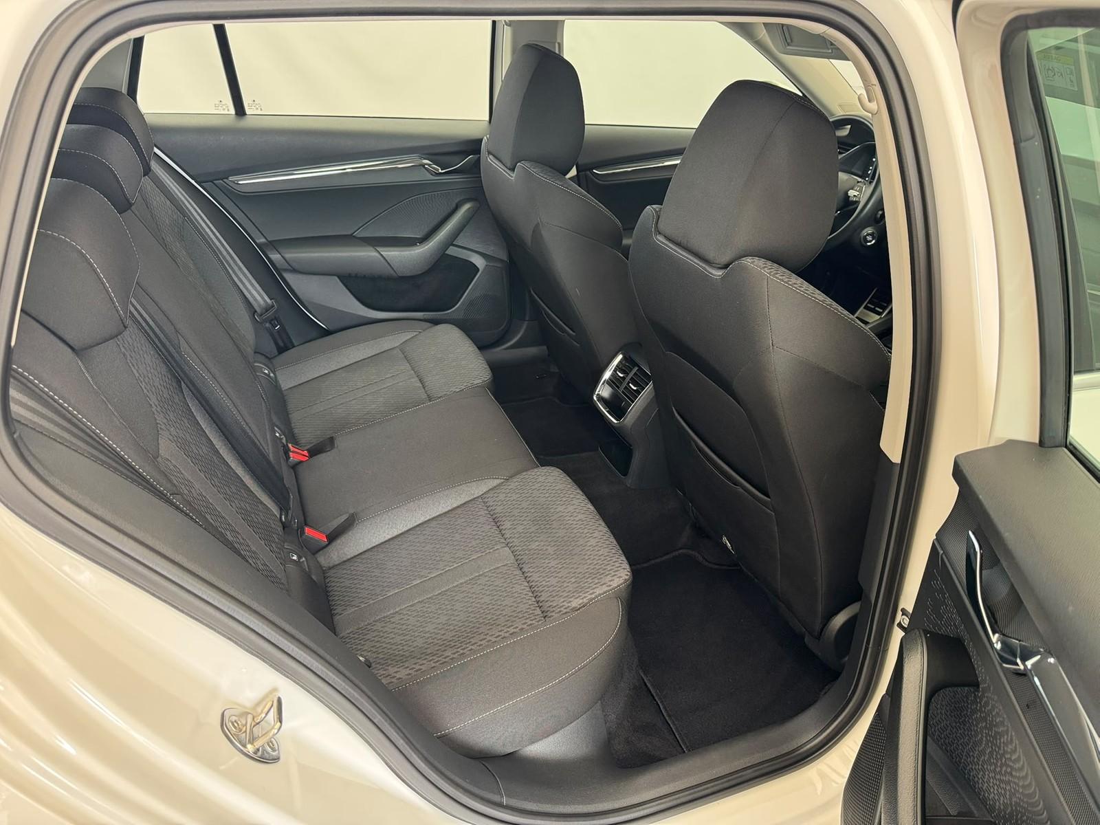 Skoda Octavia Combi 2.0TDI DSG+LED+KEYLESS+APP+PDC+MFL