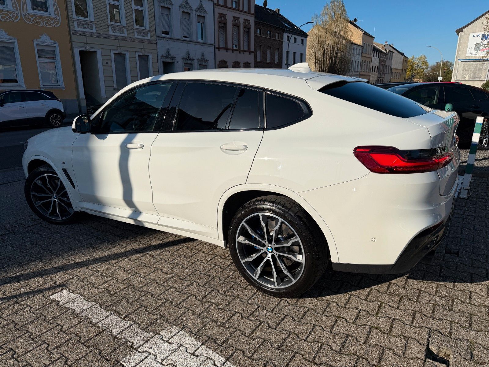 Fahrzeugabbildung BMW X4 xDrive 30 d M SPORT AHK NAVI LEDER 20 ZL. HUD