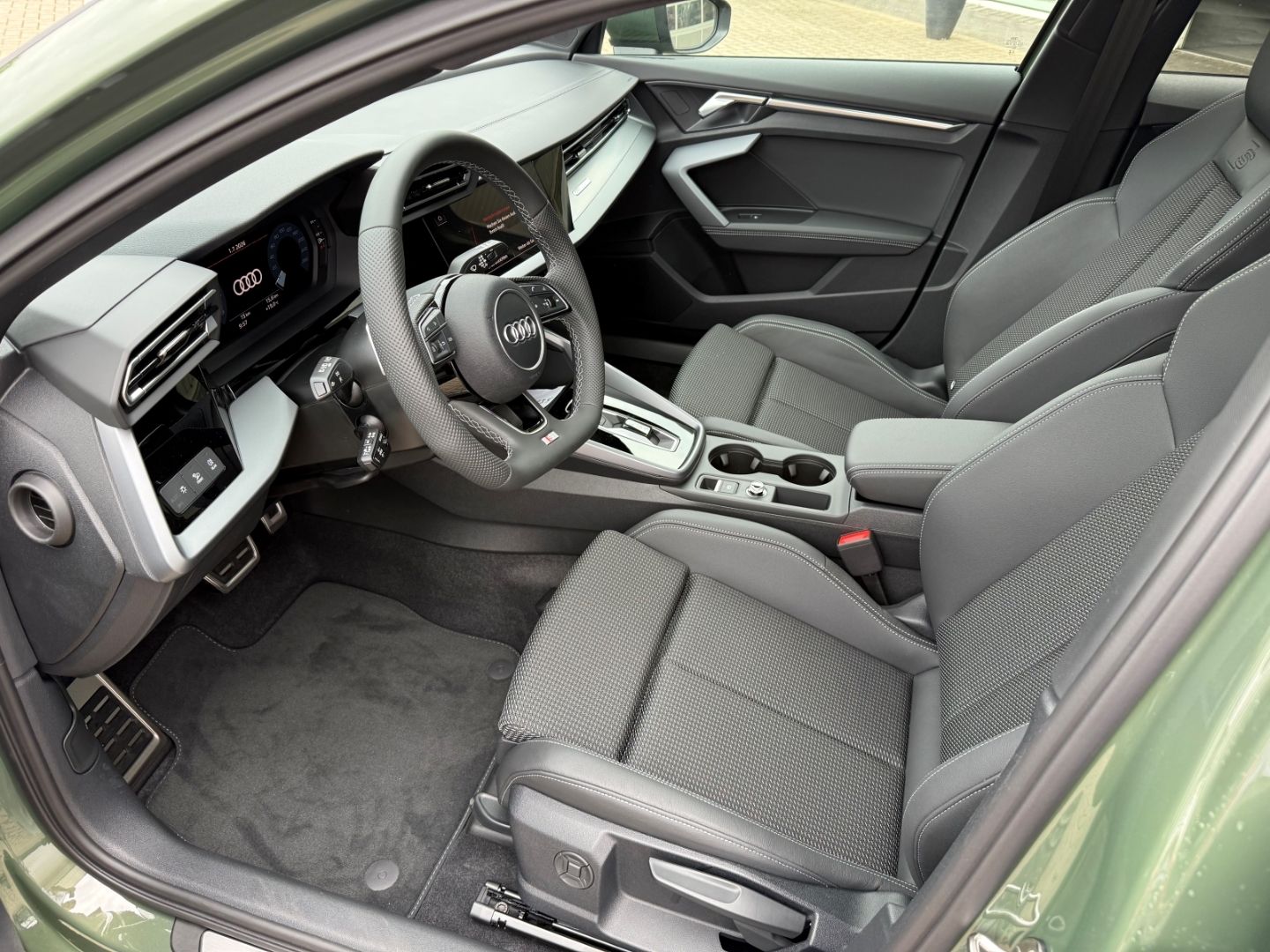 Fahrzeugabbildung Audi A3 TFSI Sportback S-Line Sport Pano Digi LED ACC