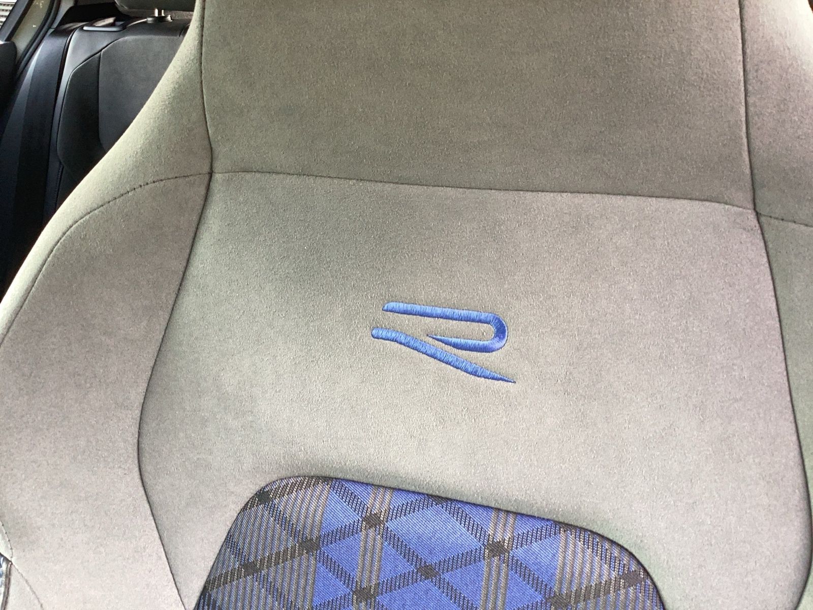 Fahrzeugabbildung Volkswagen Golf VIII R DSG 4M Black-Stye Matrix Akrapovic H