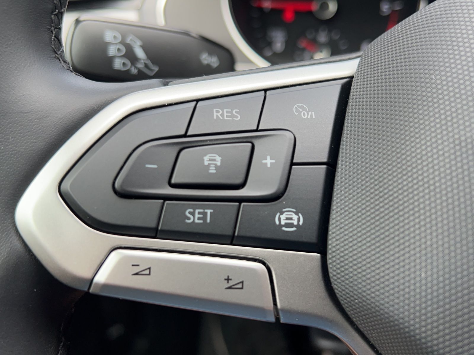 Fahrzeugabbildung Volkswagen Passat Variant TDI DSG AHK NAVI ACC LED PDC SHZ