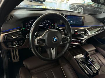 Fahrzeugabbildung BMW M550d xDr Pano HUD ACC DAB H/K Apple Carplay