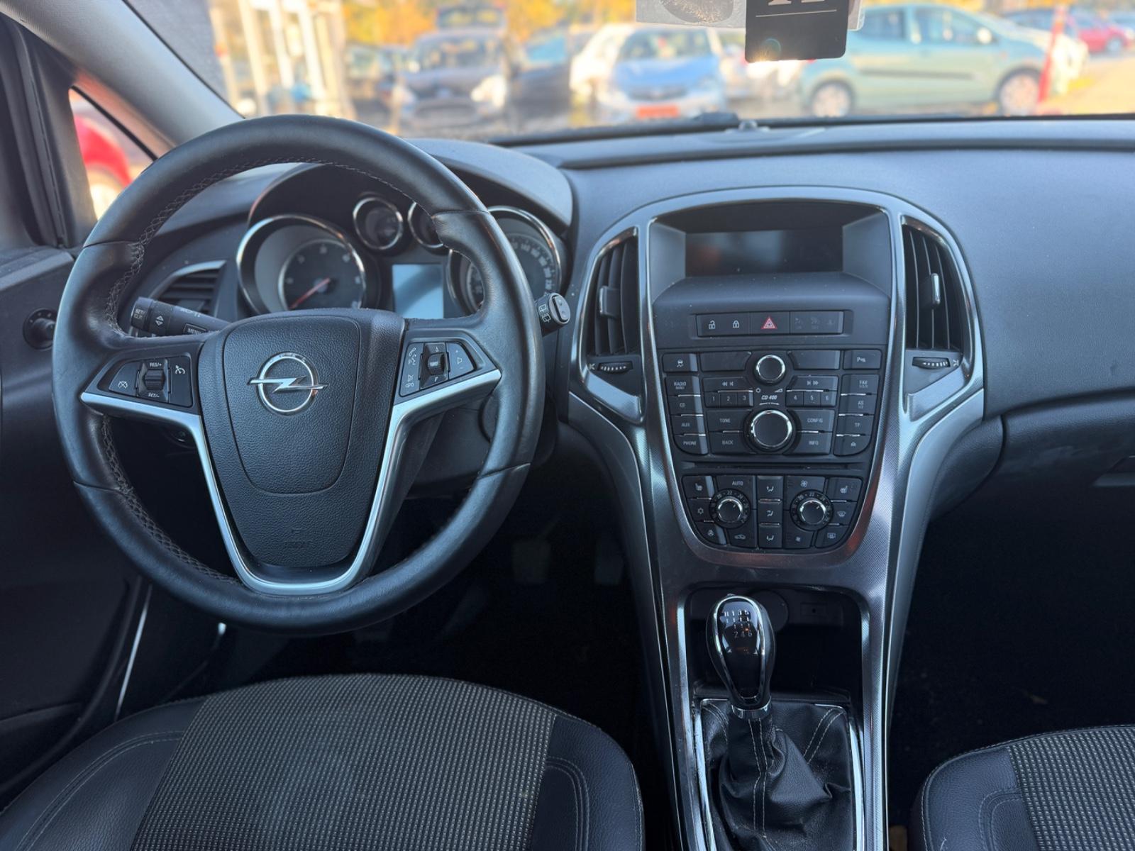 Opel Astra 2011 — photo 12