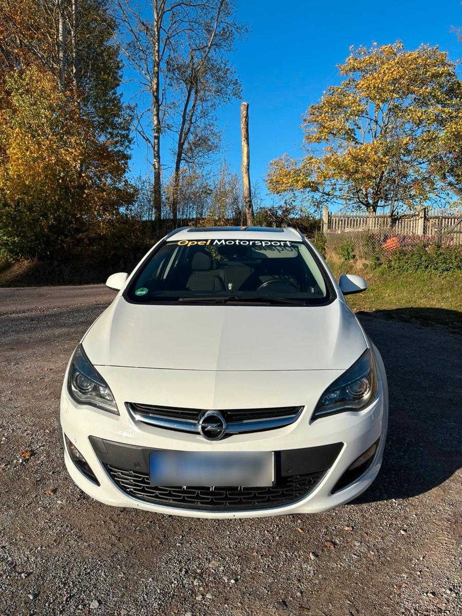 Opel Astra 2013 — rear view