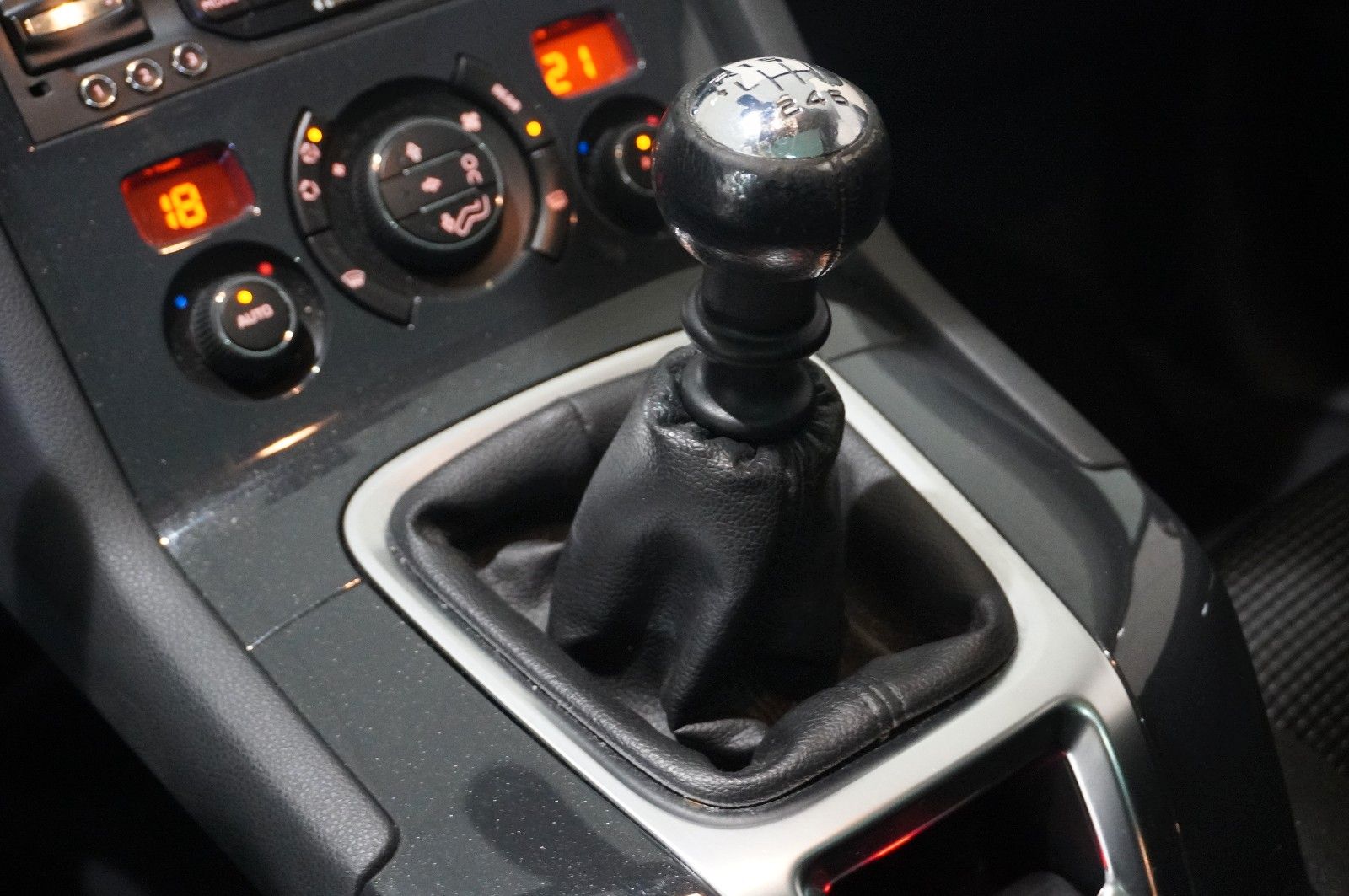 Fahrzeugabbildung Peugeot 5008 1.2T STYLE NAVI/LED/KAMERA/SHZ/PANO./AHK