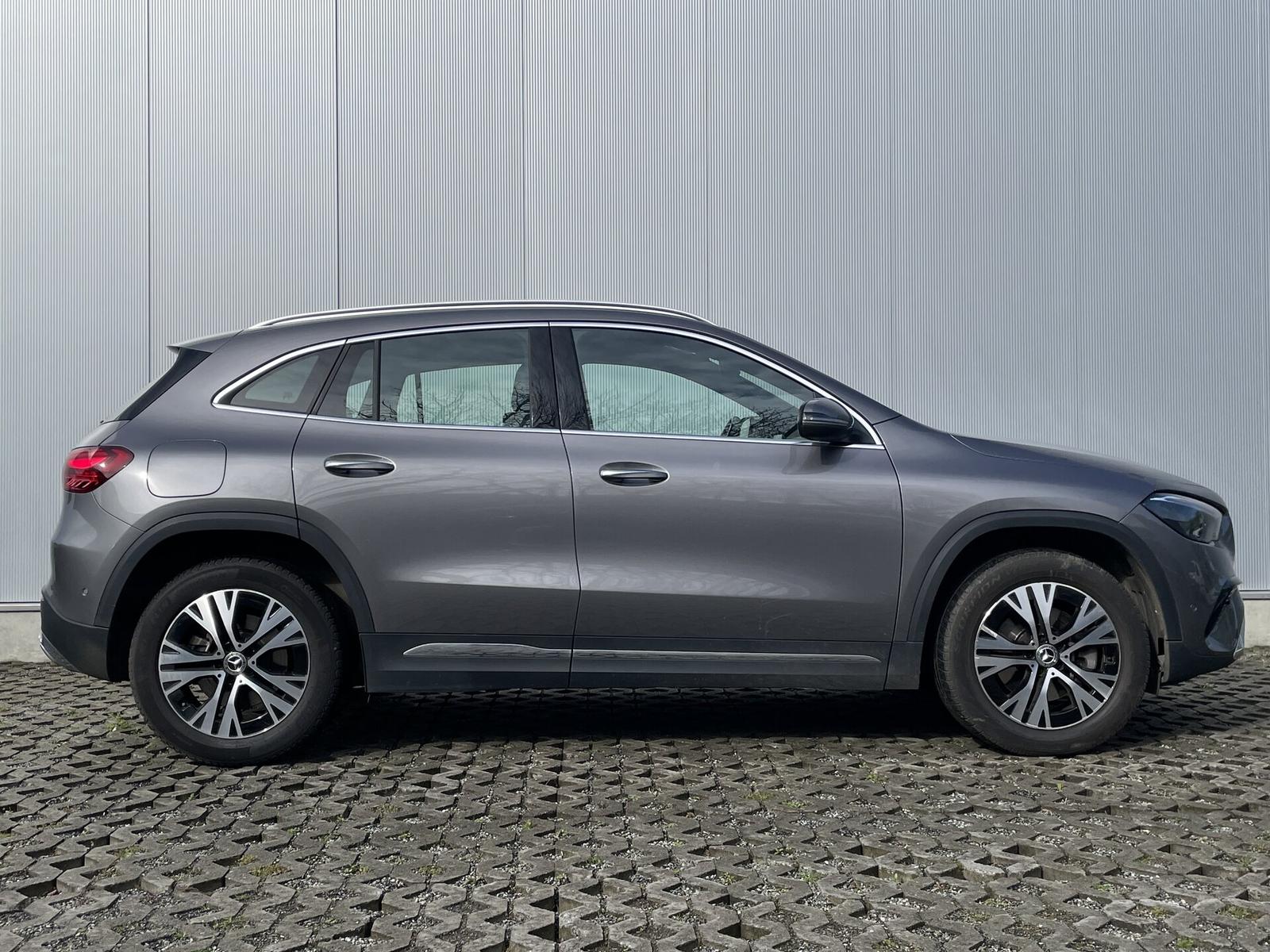 Mercedes-Benz GLA 250 E Business MEMORY TOW AMBIENT HEAT CAM 1