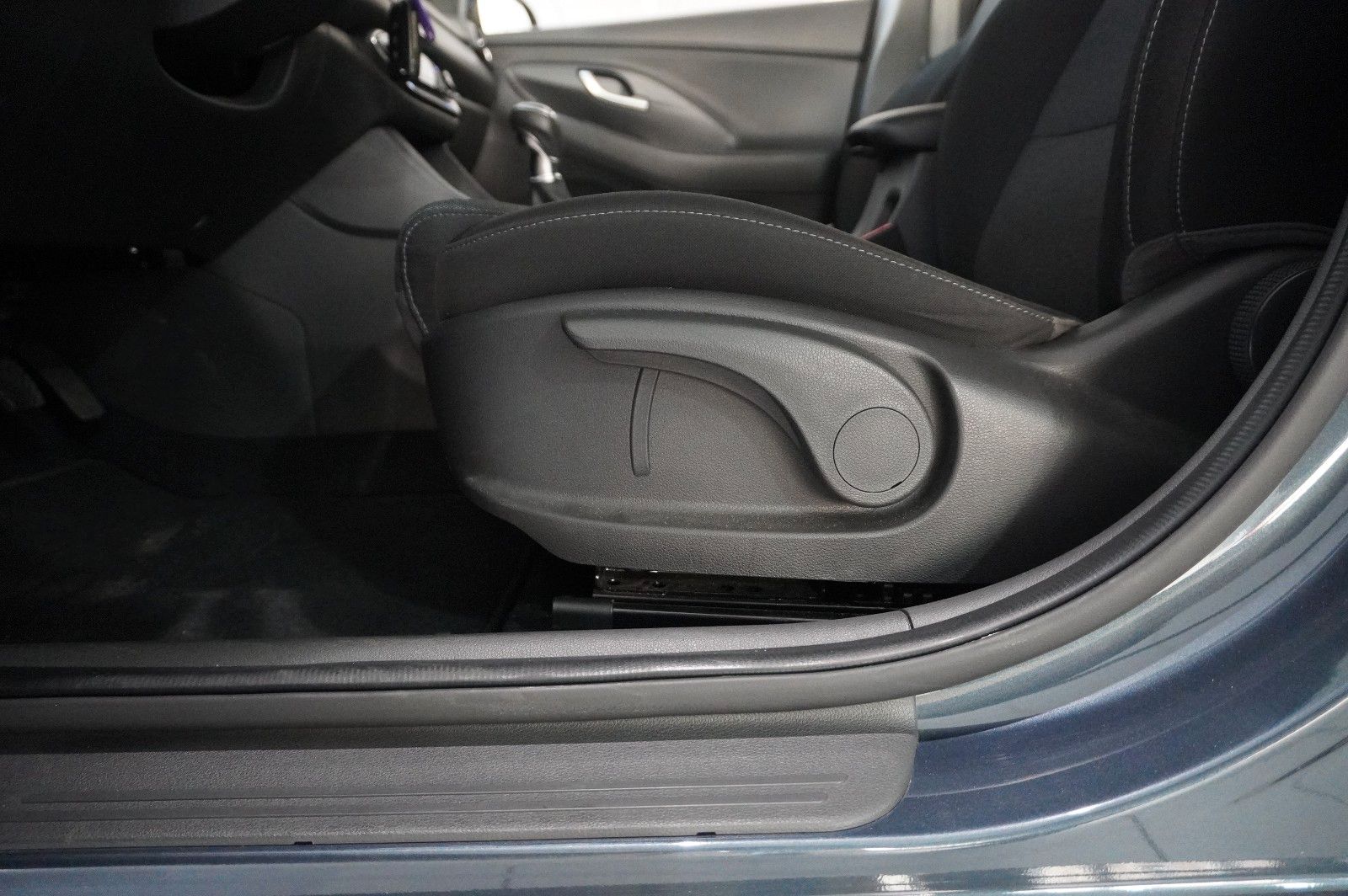 Fahrzeugabbildung Hyundai i30 1.5 T-GDI PURE NAVI/LED/KAMERA/SPORT/SH/AHK